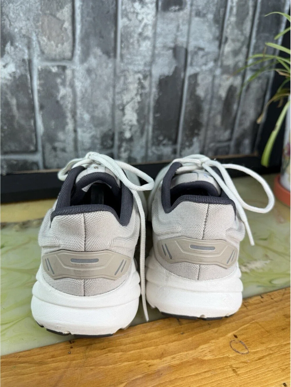 Brooks 1204031B131 Women’s White/Gray/Beige Low Top Lace-Up Logo Mesh Rubber